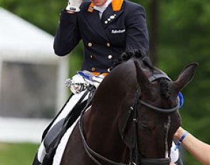 Young rider Brigit van der Drift was very emotional during the prize giving. She lost her horse Twister to a virus infection and received Santo Domingo to ride from their generous trainer