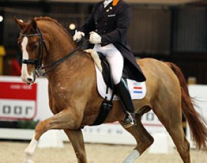 Alex van Silfhout is back in the saddle at competitions. In Drachten he rode the 11-year old Locke (by Gottwald)