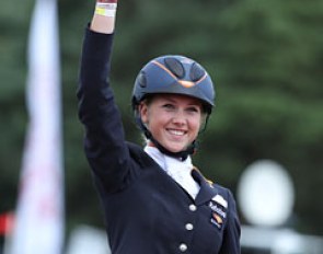 Sanne Vos waves to the crowds