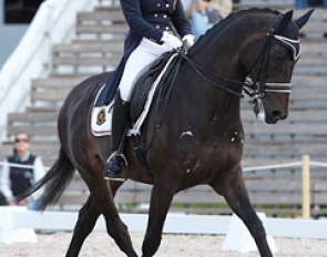 Belgian Alexa Fairchild and Totall Tip Top (by Metall) had a high degree of difficulty riding flying changes on circle lines. The horse was not entirely through in the contact and the combination finished 14th.