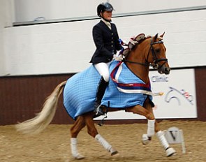 Lap of honour time for the overall champions, WFS Top Red and Linsay Coleridge Smith :: Photo © Hannah Owen