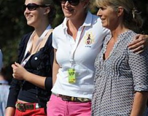 Jessica Krieg, Annika Krieg, Stefanie Krause watching Nadine ride