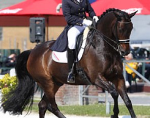 Dana van Lierop on DJ Tiesto at the 2012 CDIO-JR Moorsele :: Photo © Astrid Appels