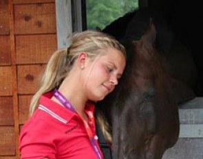 Anna Kasprzak cuddles with Donnperignon