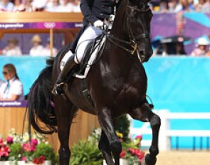 Dorothee Schneider and Diva Royal performed to music of the music The Black Swan but had mistakes in the flying changes
