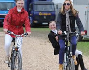 Sanneke and Semmieke Rothenberger with mom Gonnelien Gordijn