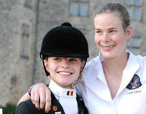 Lavinia Arl and Jorinde Verwimp in front of the Pompadour castle