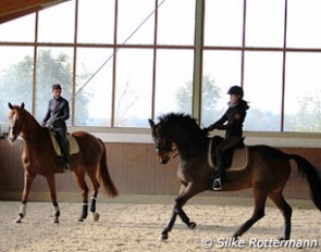 Jessica Blackmore schooling Sterntaler while training Monica Theodorescu supervises :: Photo © Silke Rottermann