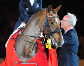 Helen Langehanenberg and Damon Hill are the winners of the Kur and get congratulated by FEI Dressage Director Trond Asmyr :: Photo © Barbara Schnell