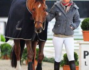 Fabienne Lutkemeier hand walking D'Agostino