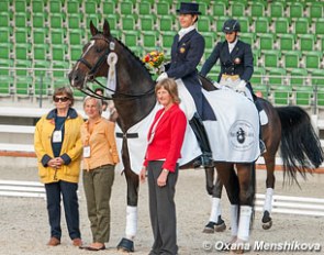 Airisa Penele and Ravels flanked by judge J.Kašarina, sponsor L.Leitzinger, and judge J.Graham 