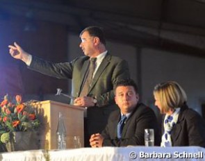 Auctioneer Volker Raulf flanked by Fabian Scholz and Susanne Miesner