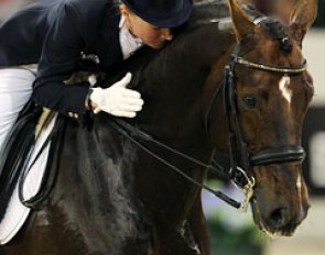 Helen Langehanenberg kisses Damon Hill at the end of her ride