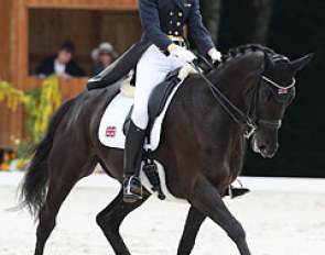 Chloe Vell on Kaja di Valentina