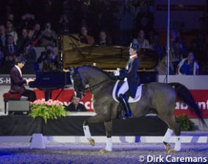 Wibi Soerjadi on the piano, playing Dance of Devotion at Salinero's retirement ceremony in 's Hertogenbosch :: Photo © Dirk Caremans