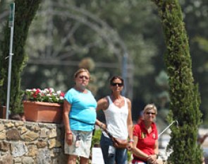 Belgian O-judge Mariette Withages and Arl's trainer Carmen de Bondt watching Lavinia ride