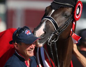 Valegro cuddles with groom Alan Davies :: Photo © Astrid Appels