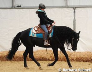 Worlds meet: Semmieke Rothenberger told me months ago how much she would love and try riding a western horse. Equitana was her chance to take place in the saddle of Diana Royer's N American Idol and get taught a few basics by Diana's husband John