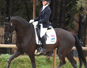 Sam Ramatallah on her youngster Sanay (by Stedinger)