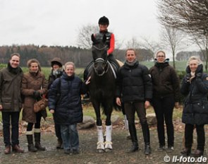Last year's group visited famous dressage stallion Fürstenball OLD and Ines Westendarp at home to witness their daily training :: Photo © LL-Foto