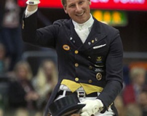 Patrik Kittel waves to the crowds