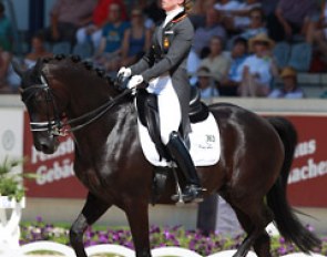 Morgan Barbançon Mestre and Painted Black rode soft and effortless transitions between the passage and trot extensions. Two issues in the one tempi changes reduced the score a bit