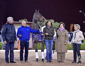 Jan Bemelmans, Robbie Sanderson, Beatriz Ferrer-Salat, Bobby Fernandez de Bobadilla, and Rosin Fradera at the Beauvalais ceremony at the 2014 CDI Barcelona :: Photo © Arnd.nl