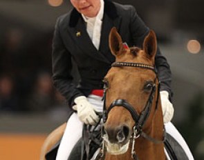 Marcela Krinke-Susmelj rewarding her dancing partner Lazander at the end of their test :: Photo © Astrid Appels