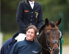 Lea Luise Nehls on De Long, flanked by De Long's breeder Sabine Olnhoff