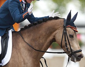 Lisanne Zoutendijk gives Champ of Class a big pat :: Photo © Astrid Appels