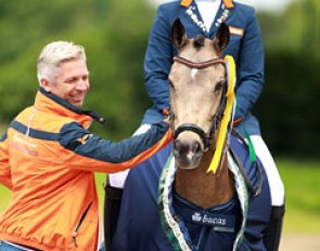 Lisanne Zoutendijk and her father celebrate the bronze