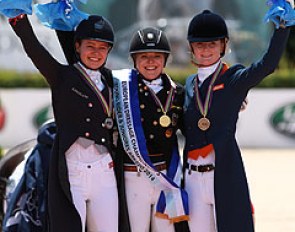 Alexandra Andresen, Anna Christina Abbelen, Jeanine Nekeman on the podium