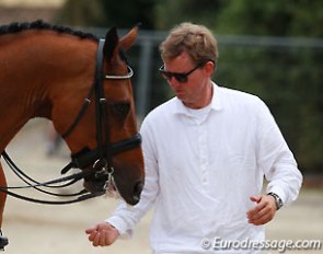 Sven Rothenberger feeds a lump of sugar to Cosmo. The 7-year old had a tough time handling the atmosphere in the kur and got tense and disobedient, even though he did show off his top class gaits!