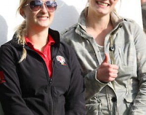 A thumb's up from Noa Moermans and Estelle Borremans
