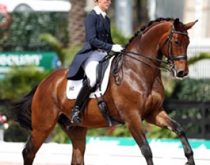 Kelly Layne on Von Primaire