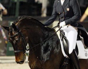 Adrienne Lyle and Wizard leave the stadium and get lots of applause from the crowds at the 2014 Palm Beach Derby :: Photo © Astrid Appels