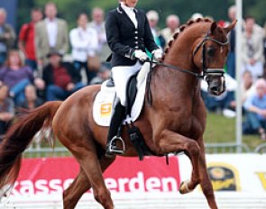 Emmelie Scholtens on the tall, long legged Estoril (by Zhivago x Gribaldi). The horse got quick and unbalanced in the trot lengthening and broke into canter, but the walk was well regulated
