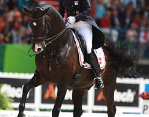 Nathalie zu Sayn-Wittgenstein had some problems presenting Digby on top form today. The horse lacked regularity in the trot and had a problem with the exit from one pirouette. The tempi changes were lovely