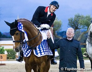 Judge Peter Holler congratulates Michael Eilberg on Woodlander Farouche for the PSG victory at the 2015 CDI Barcelona :: Photo © Top Iberian