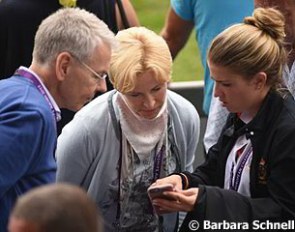 Morgan Barbançon showing Nadine Capellmann a video of her riding Girasol