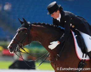 Astrid Neumayer pats Rodriguez