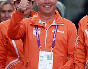 Maarten van der Heijden gives a thumb's up to a Dutch team rider at the 2015 European Championships :: Photo © Astrid Appels