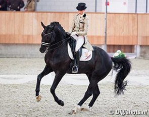 Dinja van Liere and Capri Sonne JR at the 2015 Dutch Indoor Championships :: Photo © Digishots