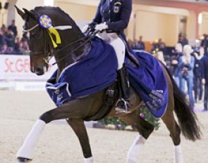 Dorothee Schneider and Santiago win the 2015 Nurnberger Burgpokal Finals :: Photo © LL-foto