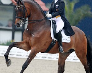 Kristy Oatley on the 1.88 m tall Ronan. Her horse did not find a good rhythm nor relaxed over the back. Kristy finished her test but no score appeared appeared on the board though.