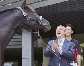 IOC President Thomas Bach was greeted at the FEI Headquarters by the stallion Sarango after meetings with an FEI delegation headed by President Ingmar De Vos and Secretary General Sabrina Zeender