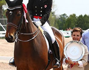 Belinda Trussell on Anton receiving the trophy from Mexican judge Maribel Alonso at the 2014 CDI Palgrave :: Photo © Michael Werner