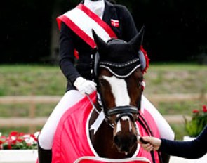 Sara van Deurs Petersen and Farbenfroh win the 2015 Danish Pony Championships :: Photo © Ridehesten