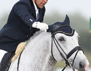 Hugo Pereira grabs the 5-year old Lusitano stallion Fabuloso do Lis (by Peralta Pinha) by the ear after his ride