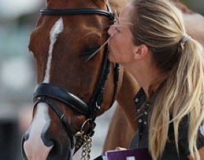 Eliane Cordia-van Reesema kisses her Jewel's Adelante
